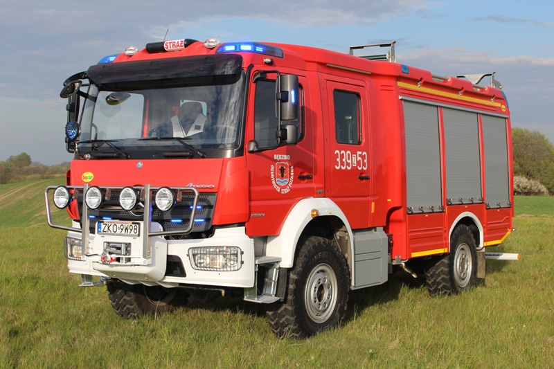 Przekazanie wozu bojowego OSP Będzino