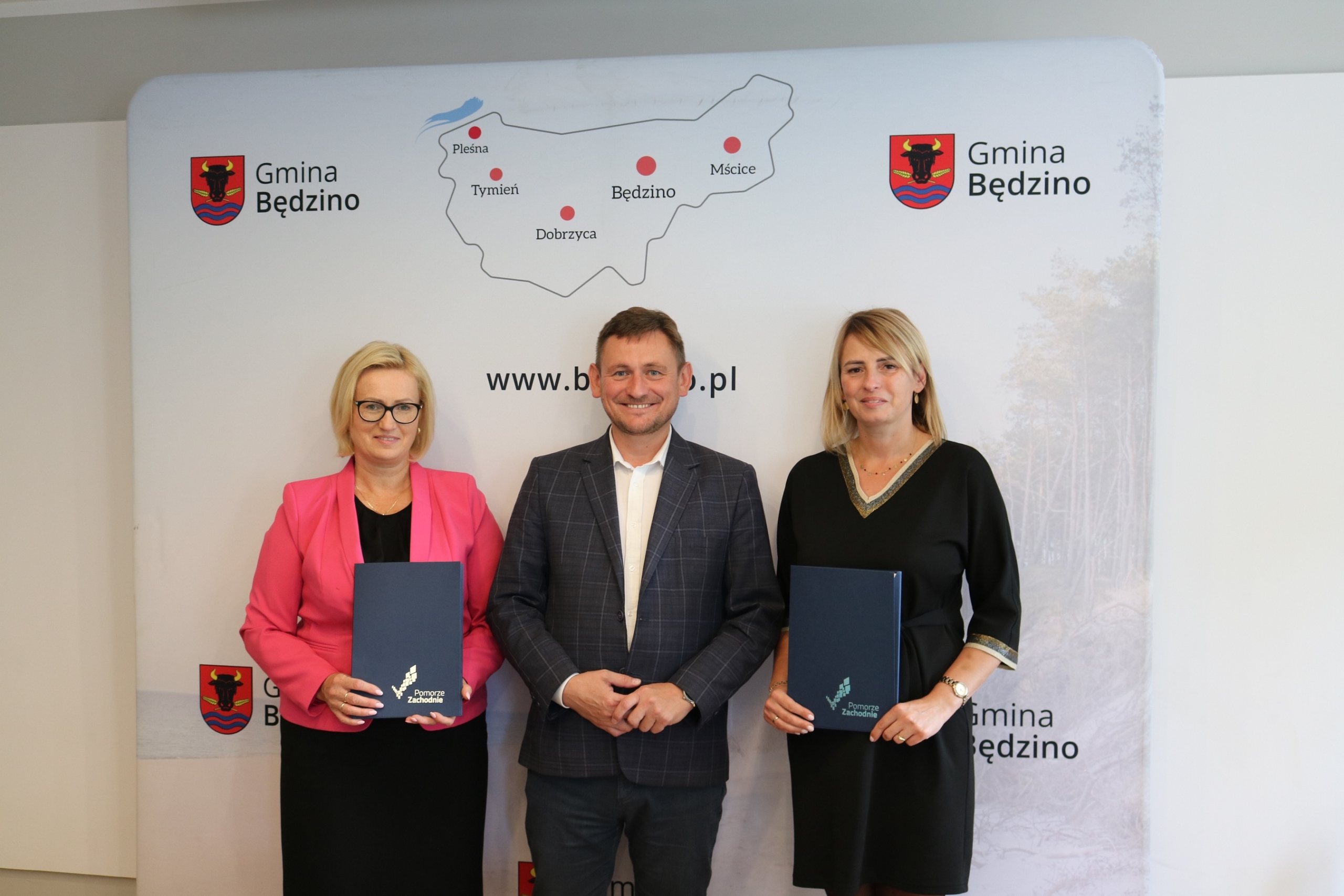 Podpisanie umowy na strefę rekreacji w Strzepowie gm Będzino. Wójt Sylwia Halama, Skarbnik Anetta Tomala- Gajec i Wicemarszałek Województwa Zachodniopomorskiego, Tomasz Sobieraj.