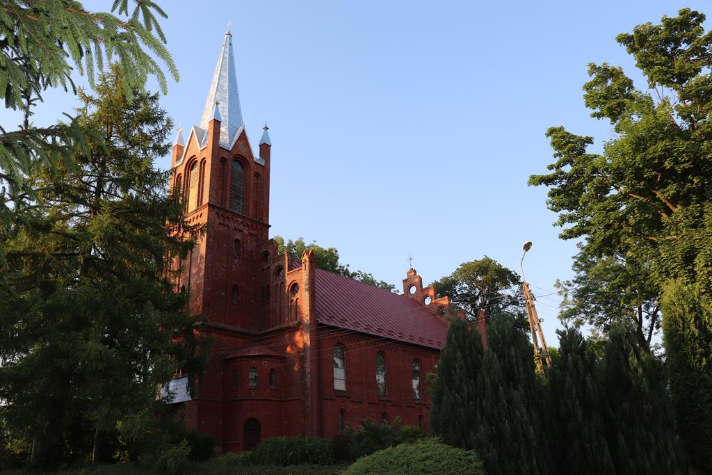 Kościół p.w. Trójcy Świętej w Dobrzycy, gm. Będzino.